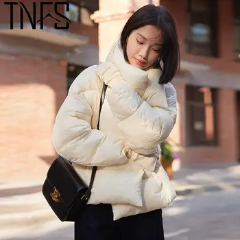 Женское пуховое пальто yuerwang 2023, зимний воротник-стойка, магнитная пряжка, однотонная толстая короткая куртка на белом гусином пуху, модные теплые топы