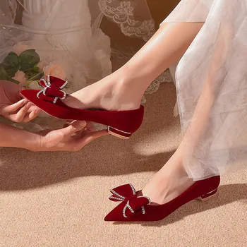 Женские туфли-лодочки 2023 года, роскошные красные бархатные туфли-вамп на высоком каблуке, свадебные туфли со стразами и жемчужным бантом, модельные туфли-лодочки с острым носком